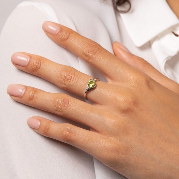 jewellery-ring-statement-ring-9ct-white-gold-peridot-o8e4e99