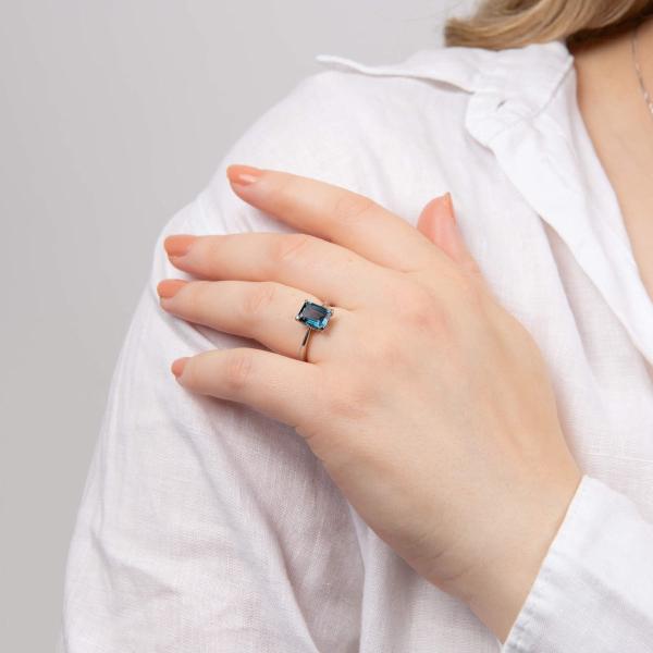 jewellery-ring-statement-ring-9ct-white-gold-blue-topaz-c099d0e