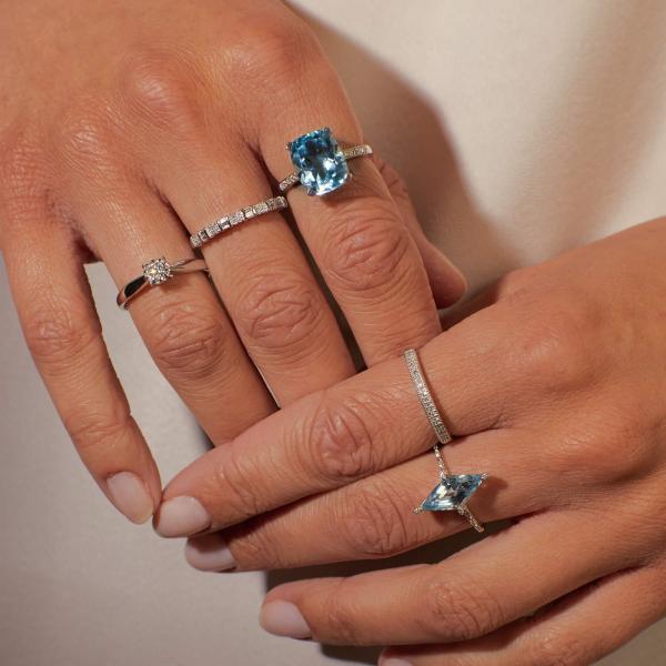 jewellery-ring-statement-ring-9ct-white-gold-blue-topaz-f022d32