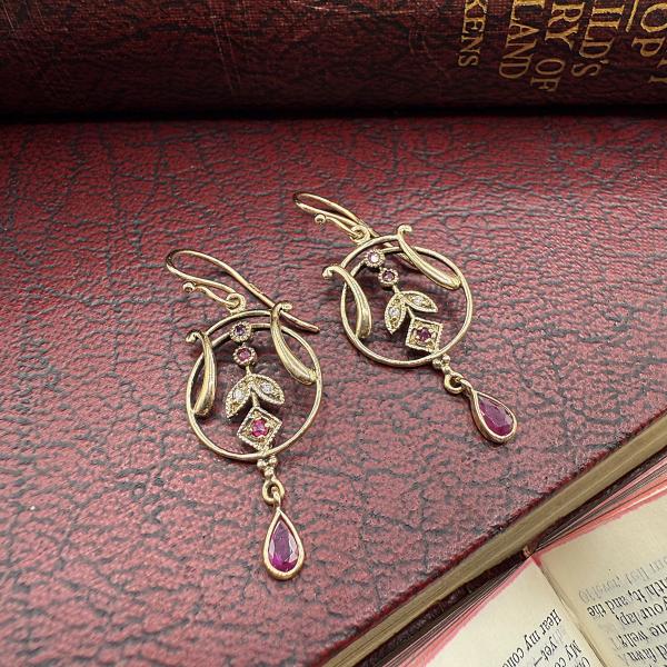 vintage-earring-drop-earring-yellow-gold-ruby-4c1e4a